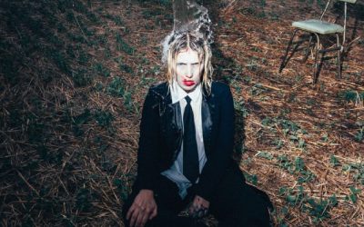 NIKKÖ, la cantante que toca en cementerios y convocó a